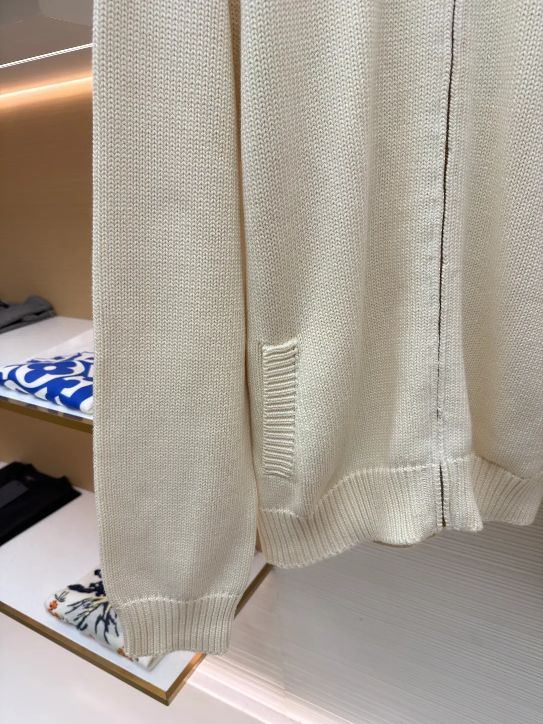 LOUIS VUITTON letter badge iridescent color-blocking knitted tunic jacket ●Original version: purchased and developed for 23600 ●Item number: 1682240-B65 ●Fabric: wool blended fabric ●Technology: knitted ●Color: off-white ●Version: fitted version ●Weight: about 1340 grams ●Size: S-M-L-XL ●Description: This off-white knitted zipper cardigan is made of Australian merino wool blended worsted yarn and uses a coarse needle plain weave process. The fabric texture is full and three-dimensional, with a soft touch and excellent warmth retention. The yarn has been treated with anti-pilling treatment to prevent pilling after long-term wear. The neckline is spliced ​​with contrasting striped ribs, which are made using yarn-dyed jacquard technology. The pattern has distinct colors and does not fade. The placket is equipped with a customized metal zipper, and the chain teeth are polished and electroplated, making it smooth and anti-oxidation. The leather logo plate on the left side of the body is fixed by hand caulking, and the edges are neatly routed; the cuffs and hem are edged with high-elastic ribs to keep them from becoming loose after long-term wear. The overall design adopts a loose shoulder cut, and the seams between the shoulders and the body are seamlessly embedded and clipped. The stitching is smooth and has no foreign body feeling. The spacing of each stitch is precisely controlled, showing the ingenuity of high-end knitted clothing. The overall wiring is straight and delicate, the fabric is comfortable and soft, and the color is consistent without color difference. It can be matched with the same style to create a fashionable look and control various occasions. Customized accessories, complete with three standards, same style for men and women!